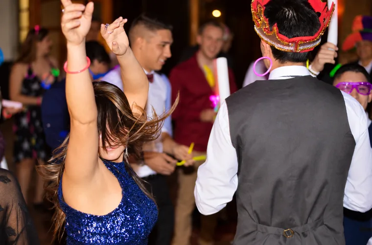 Un momento de baile en un evento de Isla Morena.